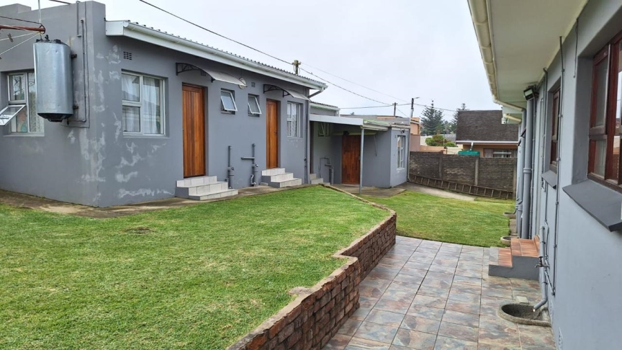 7 Bedroom Property for Sale in Sunnyridge Eastern Cape
